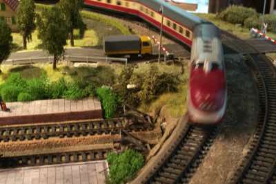VT11.5 diesel TEE rushing past the end of Poggendorf station.