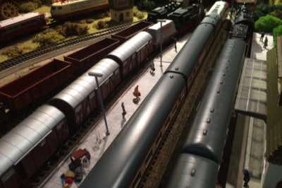 Passengers waiting for their connections on tracks 2 and 3.