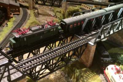 BR 144 electric locomotive crossing the Poggenbach.