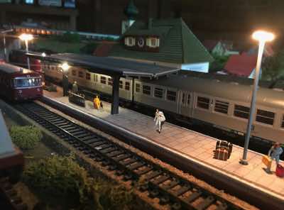 Bahnsteig at night.